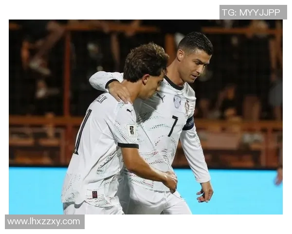 C罗与内斯塔的巅峰对决足球场上的传奇碰撞与荣耀之路 C罗与内斯塔的巅峰对决足球场上的传奇碰撞与荣耀之路